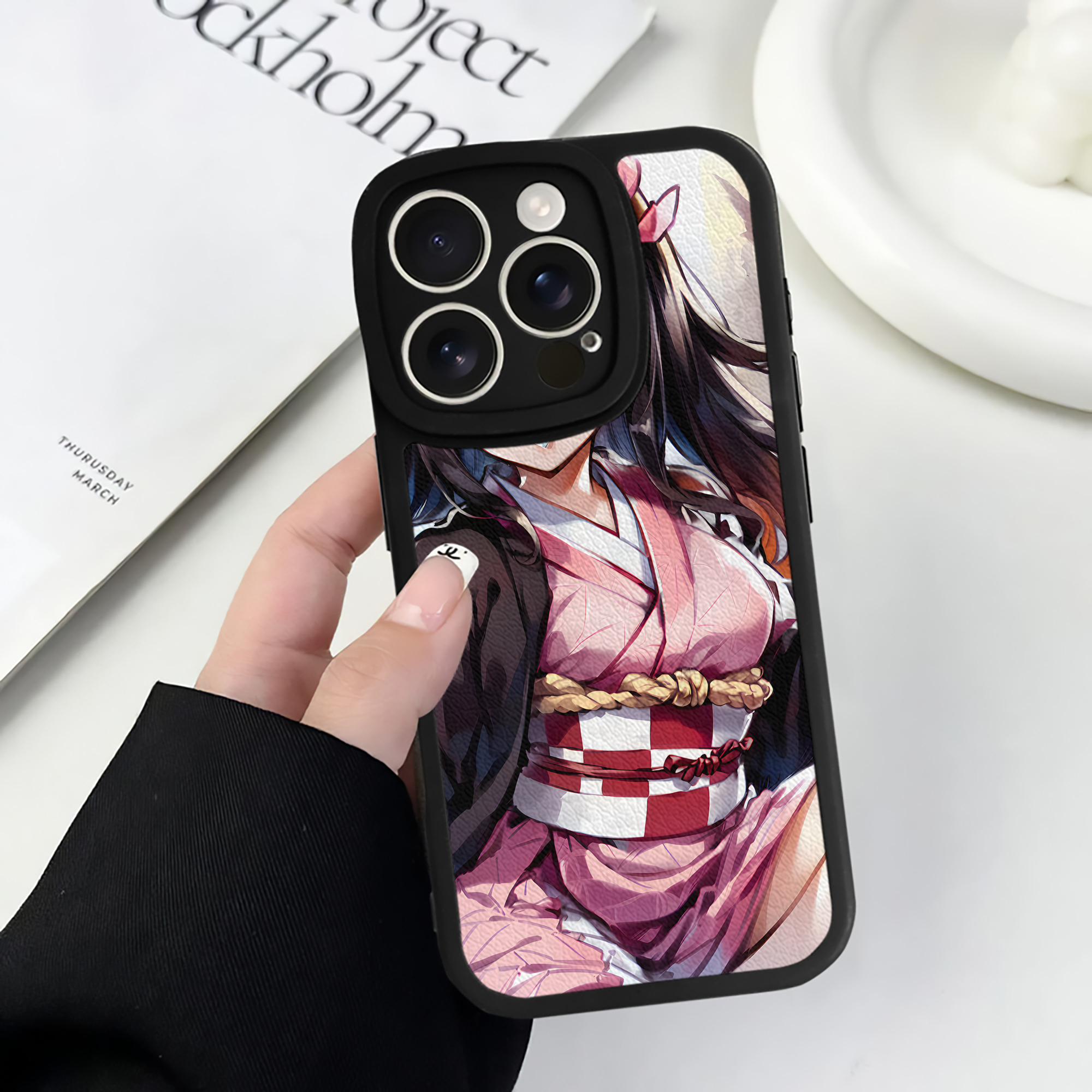 （画像用） 鬼滅の刃（きめつのやいば）竈門 禰󠄀豆子／かまど ねずこ Kamado Nezuko 【iPhone 16シリーズ対応】シリコンスマホケース（レザー調） 材質：シリコン